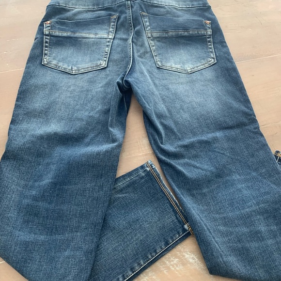 Rock and Republic Size 8 slimming denim crops NWOT - Picture 2 of 4